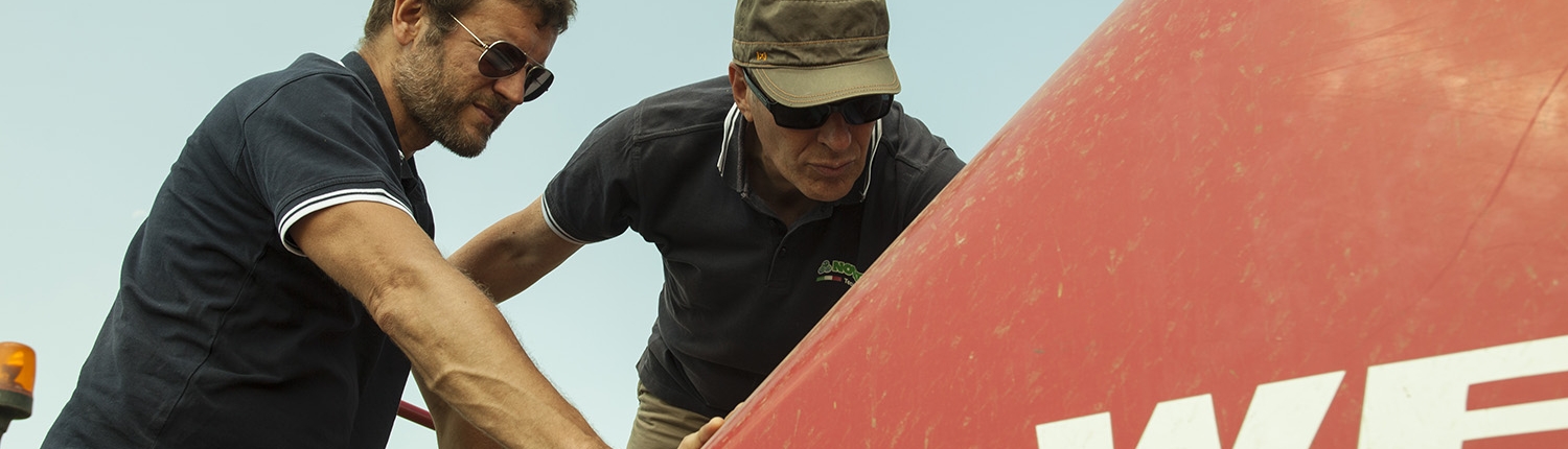 Novatex Italia | Technical Team tests the Novatex Luminescent net wrap on the baler